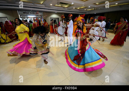 Jodhpur, Inde. 09 avr, 2016. Dames de la société Maheshvari portant turban danse avec artiste folklorique à l'occasion du Festival Gangaur '' organisé par Maheshvari Mahila Mandal dans Jodhpur Jodhpur, Rajasthan le samedi. Credit : Sunil Verma/Pacific Press/Alamy Live News Banque D'Images