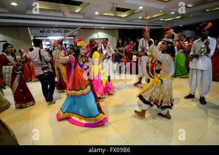 Jodhpur, Inde. 09 avr, 2016. Dames de la société Maheshvari portant turban danse avec artiste folklorique à l'occasion du Festival Gangaur '' organisé par Maheshvari Mahila Mandal dans Jodhpur Jodhpur, Rajasthan le samedi. Credit : Sunil Verma/Pacific Press/Alamy Live News Banque D'Images