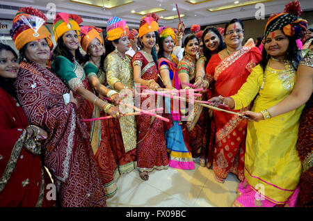 Jodhpur, Inde. 09 avr, 2016. Dames de la société Maheshvari portant turban danse avec artiste folklorique à l'occasion du Festival Gangaur '' organisé par Maheshvari Mahila Mandal dans Jodhpur Jodhpur, Rajasthan le samedi. Credit : Sunil Verma/Pacific Press/Alamy Live News Banque D'Images