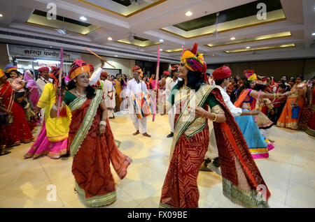 Jodhpur, Inde. 09 avr, 2016. Dames de la société Maheshvari portant turban danse avec artiste folklorique à l'occasion du Festival Gangaur '' organisé par Maheshvari Mahila Mandal dans Jodhpur Jodhpur, Rajasthan le samedi. Credit : Sunil Verma/Pacific Press/Alamy Live News Banque D'Images