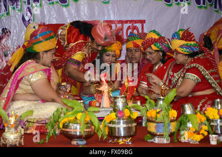 Jodhpur, Inde. 09 avr, 2016. Dames de la société Maheshvari portant turban pooja offre à l'occasion du Festival Gangaur '' organisé par Maheshvari Mahila Mandal dans Jodhpur Jodhpur, Rajasthan le samedi. Credit : Sunil Verma/Pacific Press/Alamy Live News Banque D'Images