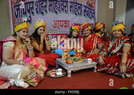 Jodhpur, Inde. 09 avr, 2016. Dames de la société Maheshvari portant turban pooja offre à l'occasion du Festival Gangaur '' organisé par Maheshvari Mahila Mandal dans Jodhpur Jodhpur, Rajasthan le samedi. Credit : Sunil Verma/Pacific Press/Alamy Live News Banque D'Images