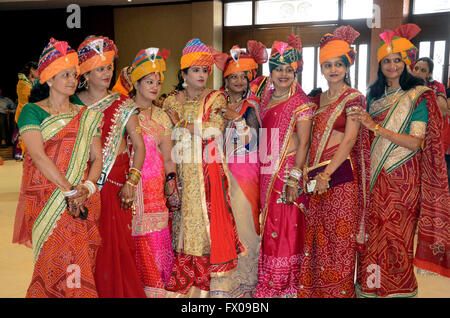 Jodhpur, Inde. 09 avr, 2016. Dames de la société Maheshvari le port du turban à l'occasion du Festival Gangaur '' organisé par Maheshvari Mahila Mandal dans Jodhpur Jodhpur, Rajasthan le samedi. Credit : Sunil Verma/Pacific Press/Alamy Live News Banque D'Images