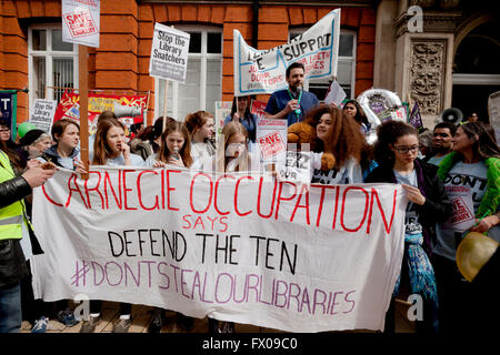 Londres, Royaume-Uni. 09 avr, 2016. Les manifestants faisant campagne contre la fermeture des bibliothèques à Lambeth et pour le plan pour les convertir en '' livresque, les gymnases sont pris en charge par les médecins de l'hôpital Kings. Marche de protestation s'est terminée à l'extérieur de Brixton Tate Library Crédit : Miel Salvadori/Alamy Live News Banque D'Images