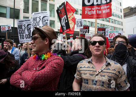 Londres, Royaume-Uni. 09 avr, 2016. Manifestants devant le grand Connaught Rooms où le parti conservateur avait lieu la Conférence du printemps et les manifestants se sont réunis pour protester contre David Cameron's liens vers des finances publiques le 9 avril 2016 à Londres, Royaume-Uni. Des milliers de manifestants se sont réunis pour appeler le premier ministre à démissionner et à protester contre son a récemment révélé dans les rapports d'impôt Panama Papers'. Crédit : Michael Kemp/Alamy Live News Banque D'Images