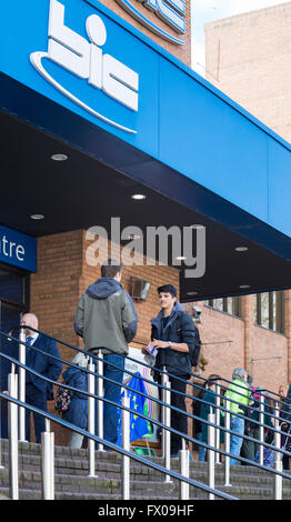 Bournemouth, Royaume-Uni 9 avril 2016. Nigel Farage (UKIP leader) en raison de la parole à la conférence des parties pour BREXIT au BIC (Bournemouth International Centre). Les partisans de rester à l'hôtel et dire oui à l'Europe, y compris les membres du Parti Vert et les amis de la terre, se tiennent à l'extérieur tenant des pancartes comme participants arrivent pour la conférence. Credit : Carolyn Jenkins/Alamy Live News Banque D'Images