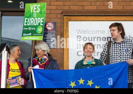 Bournemouth, Royaume-Uni 9 avril 2016. Homme avec des pancartes OUI à l'Europe par le Parti Vert se tenait à l'extérieur de BIC (Bournemouth International Centre) à la conférence des parties pour BREXIT. Credit : Carolyn Jenkins/Alamy Live News Banque D'Images