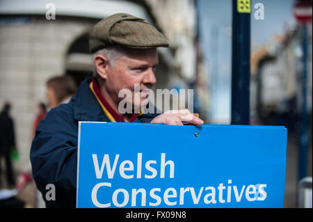 Aberystwyth, Ceredigion, West Wales, UK 9 Avril 2016 La campagne électorale démarre pour de bon. ELIZABETH EVANS (Lib Dem), Elin JONES (Plaid Cymru), DR FELIX AUBEL (Conservateur) à prendre toutes les rues de Aberystwyth town ce week-end que la campagne 2016 de l'Assemblée galloise est bel et bien en cours. Il promet d'être un gros disque remporté les élections cette année. Credit : Photographie vétéran/Alamy Live News Banque D'Images