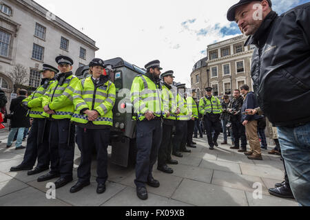 Londres, Royaume-Uni. 9 avril 2016. 'David Cameron doit démissionner" manifestation à l'extérieur de l'emplacement de l'Chambres Connaught Conservateur Spring Conference Crédit : Guy Josse/Alamy Live News Banque D'Images