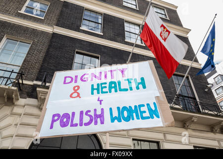 Londres, Royaume-Uni. Le 9 avril, 2016. Manifestation devant l'ambassade polonaise à Londres 'Nie dla kobiet w Polsce" torturowania (pas à torturer les femmes en Pologne) contre un projet de loi qui va se serrer la déjà une stricte réglementation anti-avortement en Pologne Crédit : Guy Josse/Alamy Live News Banque D'Images