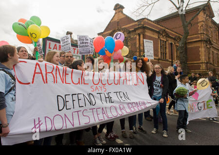 London, UK 9 Avril 2016 : militants contre la fermeture par le conseil de Lambeth de la Bibliothèque Carnegie à Herne Hill, Londres du sud, sortir de l'établissement dans la rue à leur 10e jour d'occupation, le 9 avril 2016. La communauté locale ont été occupant leur ressource importante pour l'apprentissage et social hub et après une longue campagne, Lambeth sont allés de l'avant et fermé les portes de la bibliothèque pour la dernière fois parce qu'ils disent, les coupes dans leur budget des millions moyenne doit être enregistré. Ils ont l'intention de re-but-le dans une salle de sport bien que les détails sont inconnus. Crédit : Richard Baker / Alamy Live News. Banque D'Images