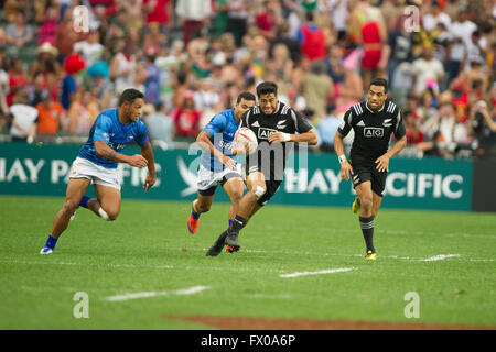 Hong Kong, Chine. 9, avril 2016. Monde HSBC Rugby à 7 tour 7-série. Le Stade de Hong Kong. Nouvelle Zélande (noir) contre les Samoa. La Nouvelle-Zélande remporte 28-10. Credit : Gerry Rousseau/Alamy Live News Banque D'Images