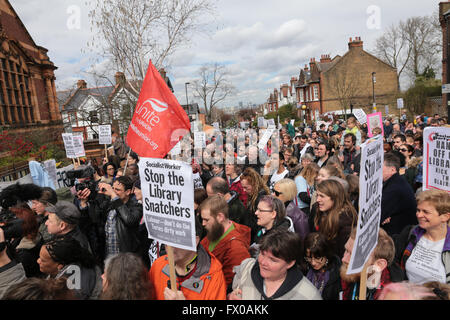 Lambeth, London, UK. 09 avr, 2016. Défendre les dix de protestation contre les changements proposés aux services de bibliothèque de Lambeth y compris la bibliothèque Carnegie à Herne Hill. La bibliothèque Carnegie a été occupée pendant 10 jours depuis la bibliothèque fermée de Lambeth pour convertir l'immeuble à un "centre de vie heatlhy' avec salle de sport. L'occupation a pris fin aujourd'hui et plus de 1000 demonstraters ont marché de la bibliothèque Carnegie à Brixton's Tate library via Minet. bibliothèque, services10 jours depuis la bibliothèque fermée de Lambeth pour convertir l'immeuble à un "centre de vie heatlhy' avec salle de sport. Crédit : David Stock/Alamy Live News Banque D'Images