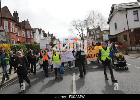 Lambeth, London, UK. 09 avr, 2016. Défendre les dix de protestation contre les changements proposés aux services de bibliothèque de Lambeth y compris la bibliothèque Carnegie à Herne Hill. La bibliothèque Carnegie a été occupée pendant 10 jours depuis la bibliothèque fermée de Lambeth pour convertir l'immeuble à un "centre de vie heatlhy' avec salle de sport. L'occupation a pris fin aujourd'hui et plus de 1000 demonstraters ont marché de la bibliothèque Carnegie à Brixton's Tate library via Minet. bibliothèque, services10 jours depuis la bibliothèque fermée de Lambeth pour convertir l'immeuble à un "centre de vie heatlhy' avec salle de sport. Crédit : David Stock/Alamy Live News Banque D'Images