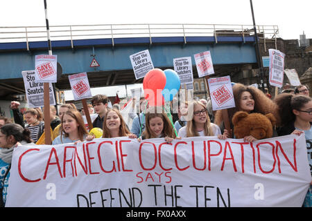 Lambeth, London, UK. 09 avr, 2016. Défendre les dix de protestation contre les changements proposés aux services de bibliothèque de Lambeth y compris la bibliothèque Carnegie à Herne Hill. La bibliothèque Carnegie a été occupée pendant 10 jours depuis la bibliothèque fermée de Lambeth pour convertir l'immeuble à un "centre de vie heatlhy' avec salle de sport. L'occupation a pris fin aujourd'hui et plus de 1000 demonstraters ont marché de la bibliothèque Carnegie à Brixton's Tate library via Minet. bibliothèque, services10 jours depuis la bibliothèque fermée de Lambeth pour convertir l'immeuble à un "centre de vie heatlhy' avec salle de sport. Crédit : David Stock/Alamy Live News Banque D'Images