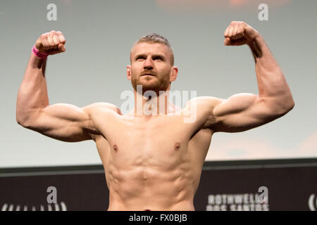 Jan Blachowicz célèbre rendant le poids de l'avant de sa lutte avec Igor Pokrajac Banque D'Images