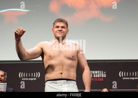 Marcin Tybura célèbre rendant le poids de l'avant de sa lutte avec Timothy Johnson Banque D'Images