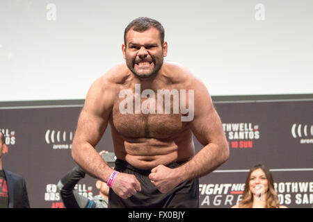 Gabriel Gonzaga célèbre rendant le poids de l'avant de sa lutte avec Derrick Lewis Banque D'Images