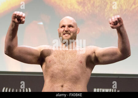 Ben Rothwell célèbre rendant le poids de l'avant de sa lutte avec Junior dos Santos Banque D'Images