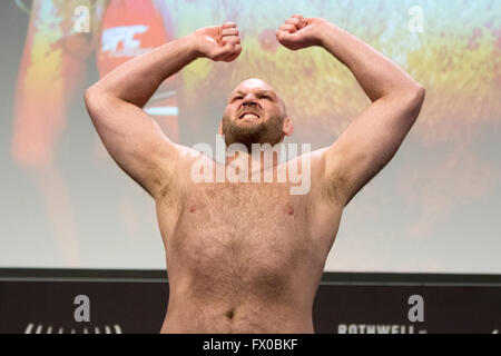 Ben Rothwell célèbre rendant le poids de l'avant de sa lutte avec Junior dos Santos Banque D'Images