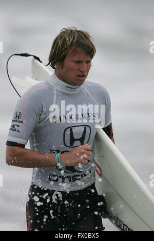 Fichier. Apr 9, 2016. Après un long 18 ans de surf sur le World Tour, TAJ BURROW a annoncé sa retraite. Le 37-year-old son surf sera à l'événement final Pro Fidji en juin. Lui et sa copine Rebecca Jobson a récemment accueilli une fille, mais ce n'était pas tout ce qui l'a obligé à suspendre le maillot. 'J'ai l'impression que je n'ai pas vraiment la faim de gagner plus, ' Taj a dit. Sur la photo : Aug 01, 2004 ; Huntington Beach, CA, USA ; AUS surfer TAJ BURROW après les quarts de finale à l'US Open 2004 Honda championnats de surf à Huntington Beach. Taj Burrow de l'Australie a gagné le conseil court ev Banque D'Images