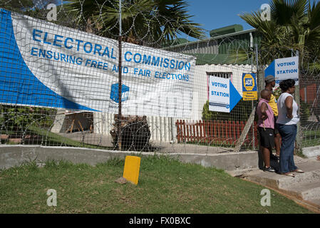 Les citoyens de l'Afrique du Sud arrivent à s'inscrire pour voter aux prochaines élections. Bureau de scrutin dans Imizamo Yethu près de Hout Bay Banque D'Images