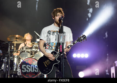 Brighton, UK. Le 9 avril, 2016. 5 secondes de l'été réaliser sur scène au centre de Brighton, le 9 avril 2016 à Brighton, Angleterre. Crédit : Jason Richardson/Alamy Live News Banque D'Images