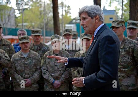 Kaboul, Afghanistan. Le 9 avril, 2016. La secrétaire d'Etat John Kerry s'entretient avec les membres du service des États-Unis après sa rencontre avec le général John Nicholson, commandant des forces américaines au camp Appui résolu le 9 avril 2016 à Kaboul, Afghanistan. Kerry a fait une visite surprise à Kaboul pour rencontrer les chefs de gouvernement et les commandants des forces armées des États-Unis. Credit : Planetpix/Alamy Live News Banque D'Images