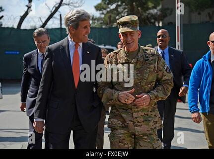 Kaboul, Afghanistan. Le 9 avril, 2016. La secrétaire d'Etat John Kerry promenades avec le général John Nicholson, commandant des forces américaines en Afghanistan, au Camp Appui résolu le 9 avril 2016 à Kaboul, Afghanistan. Kerry a fait une visite surprise à Kaboul pour rencontrer les chefs de gouvernement et les commandants des forces armées des États-Unis. Credit : Planetpix/Alamy Live News Banque D'Images