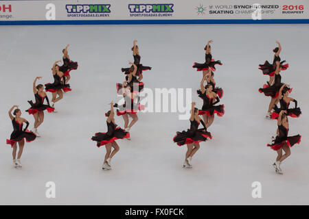 Budapest, Hongrie. Apr 9, 2016. Les membres de l'équipe médaillée d'or la Russie 1 (Paradise) au cours de la compétition de patinage libre aux championnats du monde de patinage artistique 2016 Championnat Syncronisé dans Budapest, Hongrie, le 9 avril 2016. La Russie de l'équipe a remporté le championnat avec un total de 212,69 points. © Attila Volgyi/Xinhua/Alamy Live News Banque D'Images