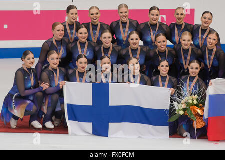 Budapest, Hongrie. Apr 9, 2016. Les membres de l'équipe médaillée d'argent en Finlande (2 Rockettes) célébrer lors de la cérémonie de remise des prix du Championnat du Monde de l'UIP Syncronisé 2016 à Budapest, en Hongrie, le 9 avril 2016. La Russie de l'équipe a remporté le championnat avec un total de 212,69 points. © Attila Volgyi/Xinhua/Alamy Live News Banque D'Images