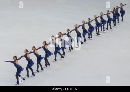 Budapest, Hongrie. Apr 9, 2016. Les membres de l'équipe médaillée d'argent en Finlande (2) au cours de la concurrence Rockettes de patinage libre aux championnats du monde de patinage artistique 2016 Championnat Syncronisé dans Budapest, Hongrie, le 9 avril 2016. La Russie de l'équipe a remporté le championnat avec un total de 212,69 points. © Attila Volgyi/Xinhua/Alamy Live News Banque D'Images