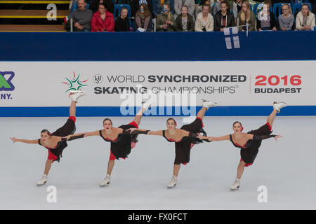 Budapest, Hongrie. Apr 9, 2016. Les membres de l'équipe médaillée d'or la Russie 1 (Paradise) au cours de la compétition de patinage libre aux championnats du monde de patinage artistique 2016 Championnat Syncronisé dans Budapest, Hongrie, le 9 avril 2016. La Russie de l'équipe a remporté le championnat avec un total de 212,69 points. © Attila Volgyi/Xinhua/Alamy Live News Banque D'Images