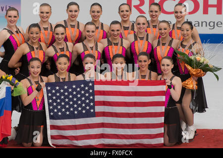 Budapest, Hongrie. Apr 9, 2016. Les membres de l'équipe médaillée de bronze USA 1 (Haydenettes) célébrer lors de la cérémonie de remise des prix du Championnat du Monde de l'UIP Syncronisé 2016 à Budapest, en Hongrie, le 9 avril 2016. La Russie de l'équipe a remporté le championnat avec un total de 212,69 points. © Attila Volgyi/Xinhua/Alamy Live News Banque D'Images