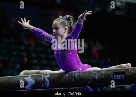 Everett, États-Unis. Apr 9, 2016. REGAN SMITH, de l'United States se réchauffe sur la poutre avant 2016 Championnats du Pacifique. © Amy Sanderson/ZUMA/Alamy Fil Live News Banque D'Images