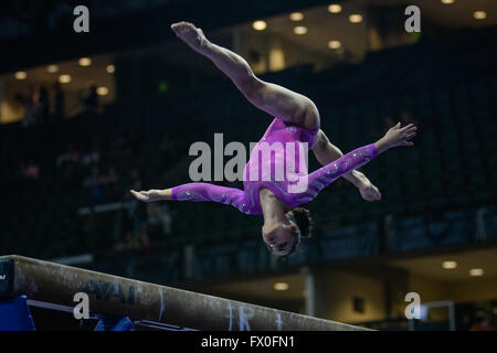 Everett, États-Unis. Apr 9, 2016. LAURIE HERNANDEZ de l'United States se réchauffe sur la poutre avant 2016 Championnats du Pacifique. © Amy Sanderson/ZUMA/Alamy Fil Live News Banque D'Images