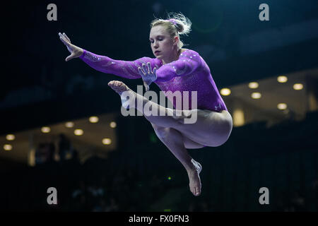 Everett, États-Unis. Apr 9, 2016. BRENNA DOWELL provenant des États-Unis se réchauffe sur la poutre avant 2016 Championnats du Pacifique. © Amy Sanderson/ZUMA/Alamy Fil Live News Banque D'Images