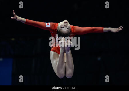 Everett, États-Unis. Apr 9, 2016. OGUCHI MANA du Japon se réchauffe sur la poutre avant 2016 Championnats du Pacifique. © Amy Sanderson/ZUMA/Alamy Fil Live News Banque D'Images