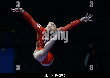 Everett, États-Unis. Apr 9, 2016. HANASHIMA ATSUMI du Japon se réchauffe sur la poutre avant 2016 Championnats du Pacifique. © Amy Sanderson/ZUMA/Alamy Fil Live News Banque D'Images