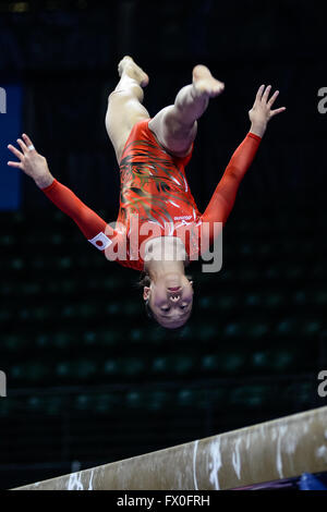 Everett, États-Unis. Apr 9, 2016. SOYOKA HANAWA du Japon se réchauffe sur la poutre avant 2016 Championnats du Pacifique. © Amy Sanderson/ZUMA/Alamy Fil Live News Banque D'Images