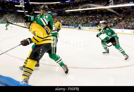 Tampa, Floride, USA. Apr 9, 2016. DIRK SHADD | Joueur des Bobcats Quinnipiac .fois Devon Toews (6) Dakota du Nord batailles combats Hawks avant Austin Poganski (14) au cours de la deuxième période de l'action quatre congelés finales à Amalie Arena le samedi (04/09/16) © Dirk Shadd/Tampa Bay Times/ZUMA/Alamy Fil Live News Banque D'Images