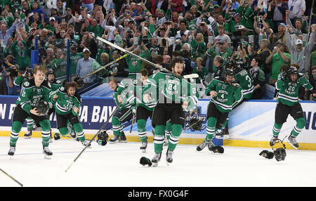 Tampa, Floride, USA. Apr 9, 2016. DIRK SHADD | fois .Dakota du Nord La lutte contre les faucons de la paillasse leap pour célébrer leurs 5 à 1 victoire sur les Lynx Quinnipiac pour gagner la finale quatre gelés à Amalie Arena le samedi (04/09/16) © Dirk Shadd/Tampa Bay Times/ZUMA/Alamy Fil Live News Banque D'Images