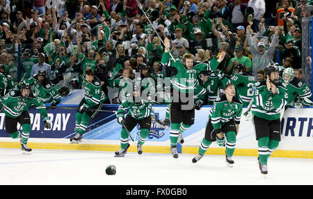 Tampa, Floride, USA. Apr 9, 2016. DIRK SHADD | fois .Dakota du Nord La lutte contre les faucons de la paillasse leap pour célébrer leurs 5 à 1 victoire sur les Lynx Quinnipiac pour gagner la finale quatre gelés à Amalie Arena le samedi (04/09/16) Credit : Dirk Shadd/Tampa Bay Times/ZUMA/Alamy Fil Live News Banque D'Images