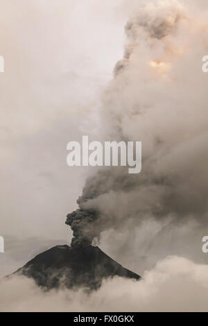 La fumée monte du volcan Tungurahua, février 2016, puissante explosion, l'Amérique du Sud Banque D'Images