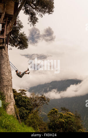 Banos de Agua Santa, - 08 mars 2016 : Homme non identifié se balancer sur une balançoire à Banos de Agua Santa, Tungurahua Explosion Banque D'Images