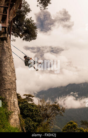 Banos de Agua Santa, - 08 mars 2016 : Hot Man Swinging sur une balançoire à Banos de Agua Santa, Tungurahua Banque D'Images