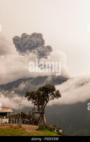 Banos de Agua Santa - 08 mars 2016 : la fumée s'élève de Tungurahua, mars 2016, puissante explosion, la Casa del Arbol Banque D'Images