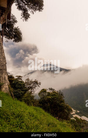 Puissante Explosion pyroclastique sur volcan Tungurahua sur Mars 2016, vue à partir de la Casa del Arbol, maison de l'arbre, de l'Équateur Banque D'Images