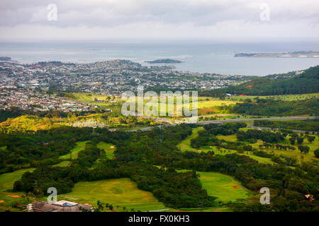 Voir à l'est de Pali, Oahu, Hawaii, avec terrain de golf en premier plan et la baie de Kaneohe dans la distance. Banque D'Images