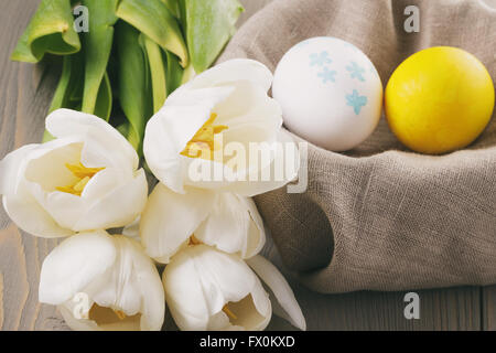 Couleur pastel des oeufs de pâques avec des tulipes sur la table Banque D'Images